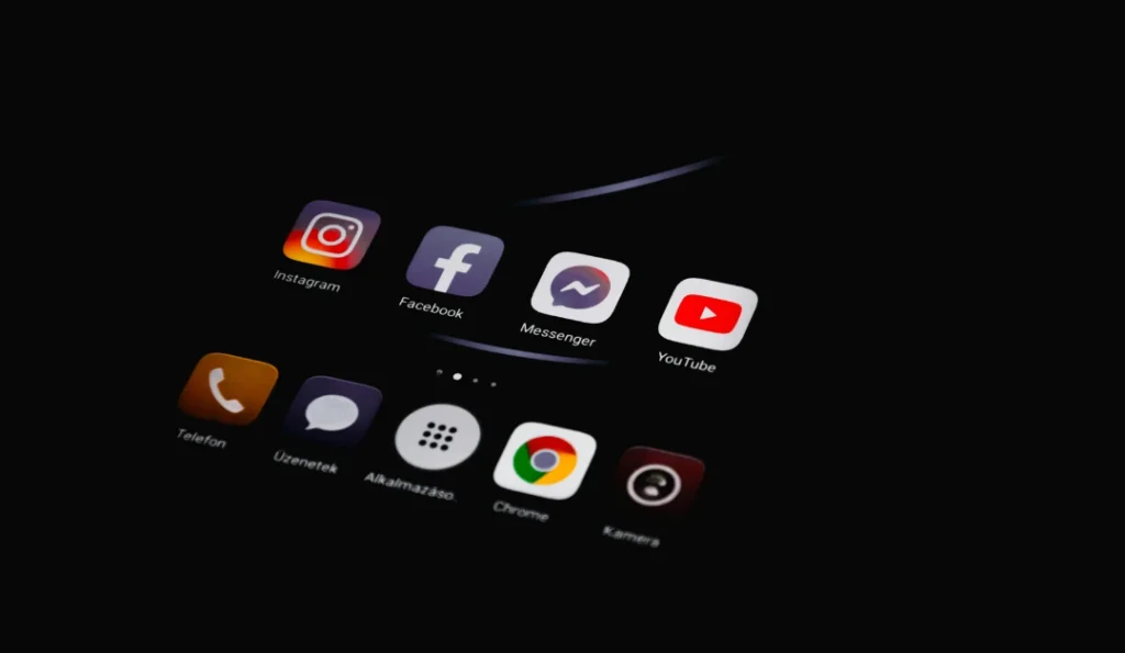 varios iconos de redes sociales como youtube, instagram, facebook con fondo negro destacando los mismos
